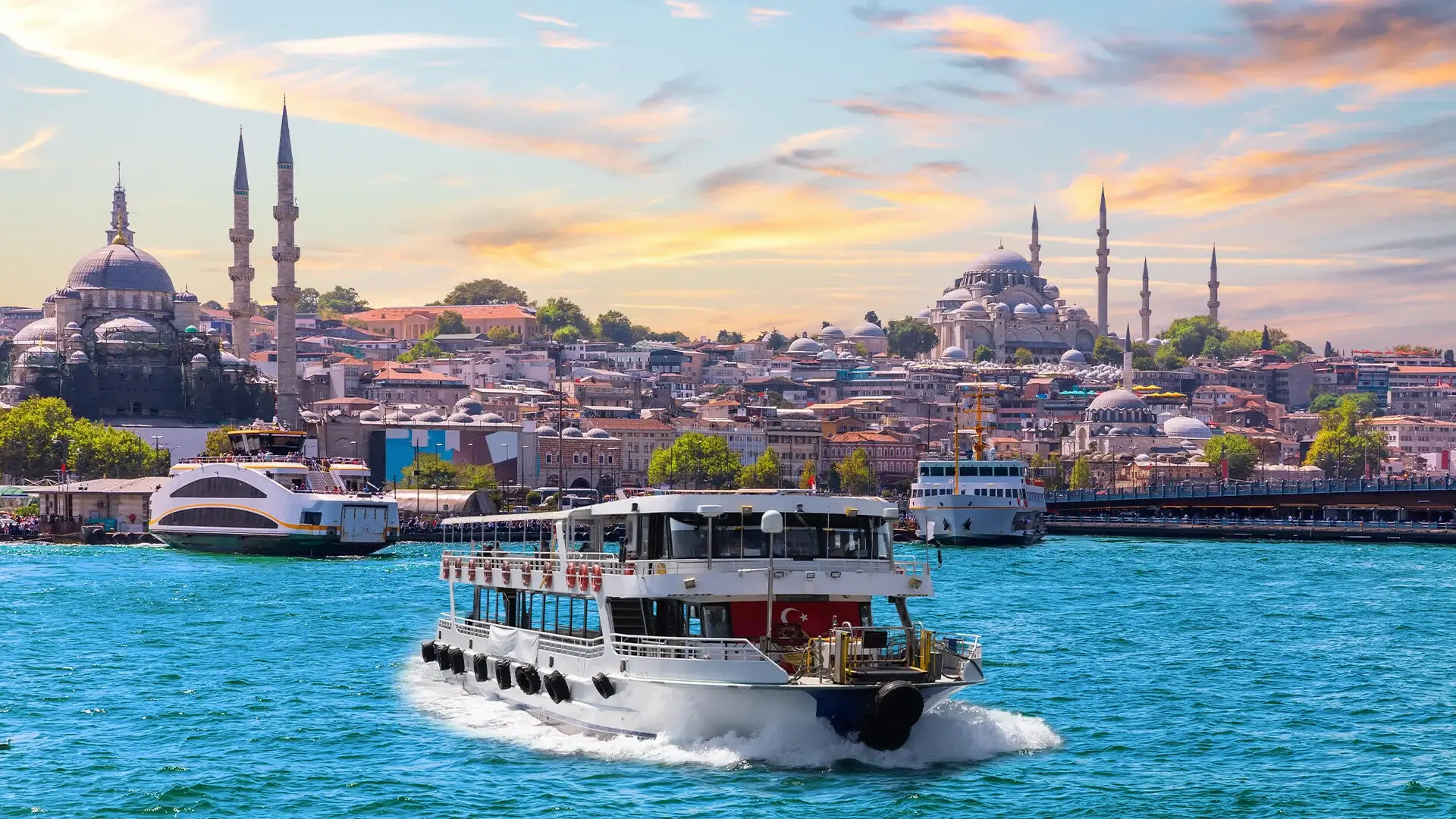 Du thuyền trên eo biển Bosphorus